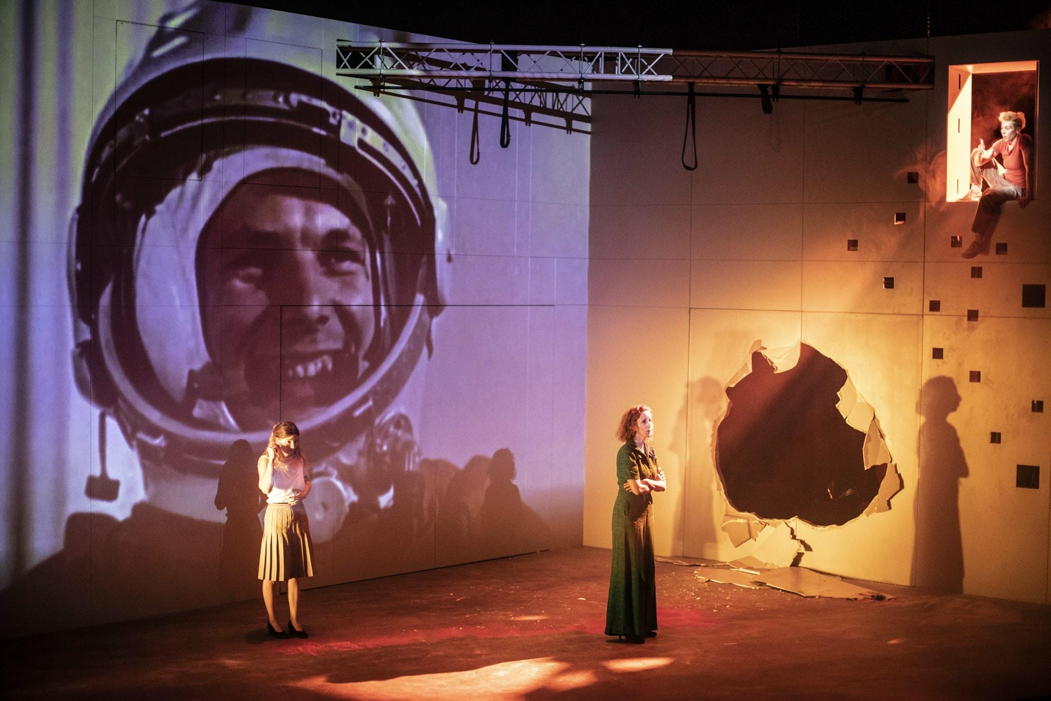 The Cosmos show, by Kevin Keiss and Maëlle Poésy: these astronauts who did not reach the moon