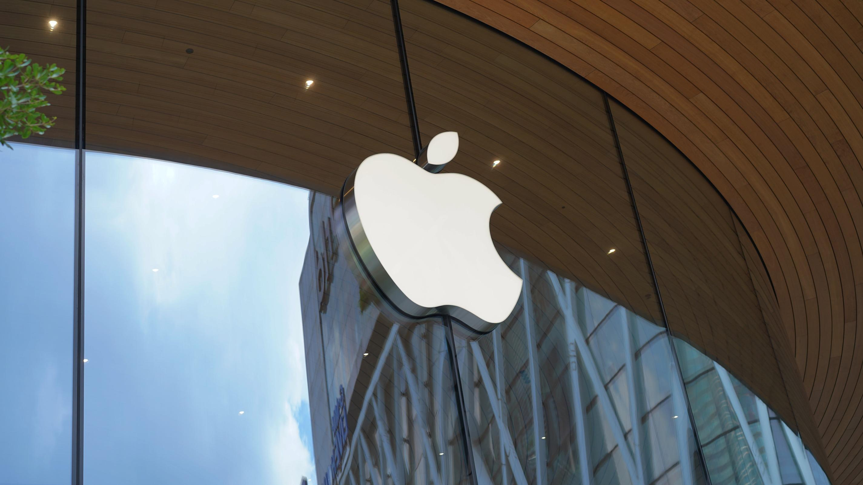 Apple once again becomes the most valuable brand in the world, dethroning Amazon