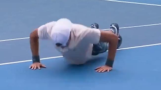 Australian Open: Arthur Cazaux falls and does push-ups, before qualifying for the round of 16 (video)