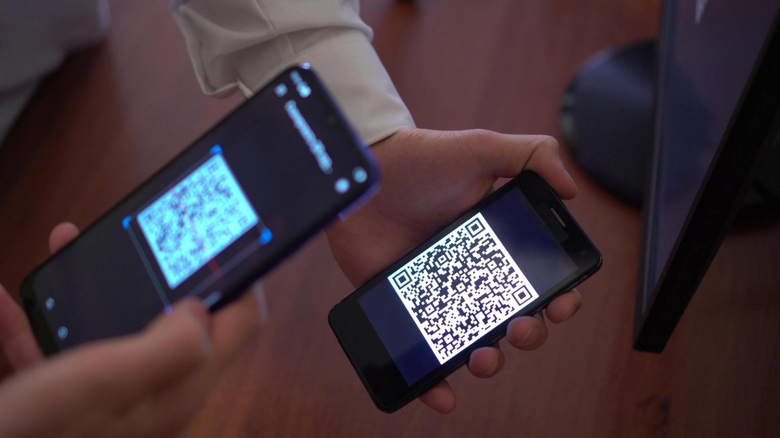 “Don’t flash everything and anything”: QR code scams are spreading in public spaces