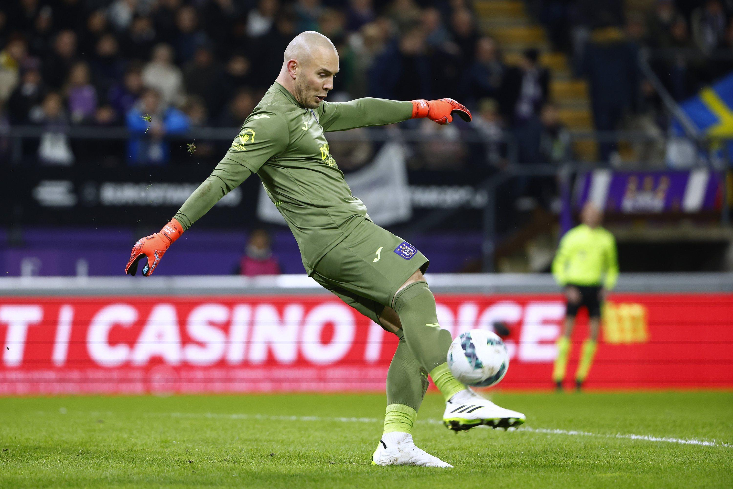 Ligue 1: goalkeeper Maxime Dupé moves from Anderlecht to Nice