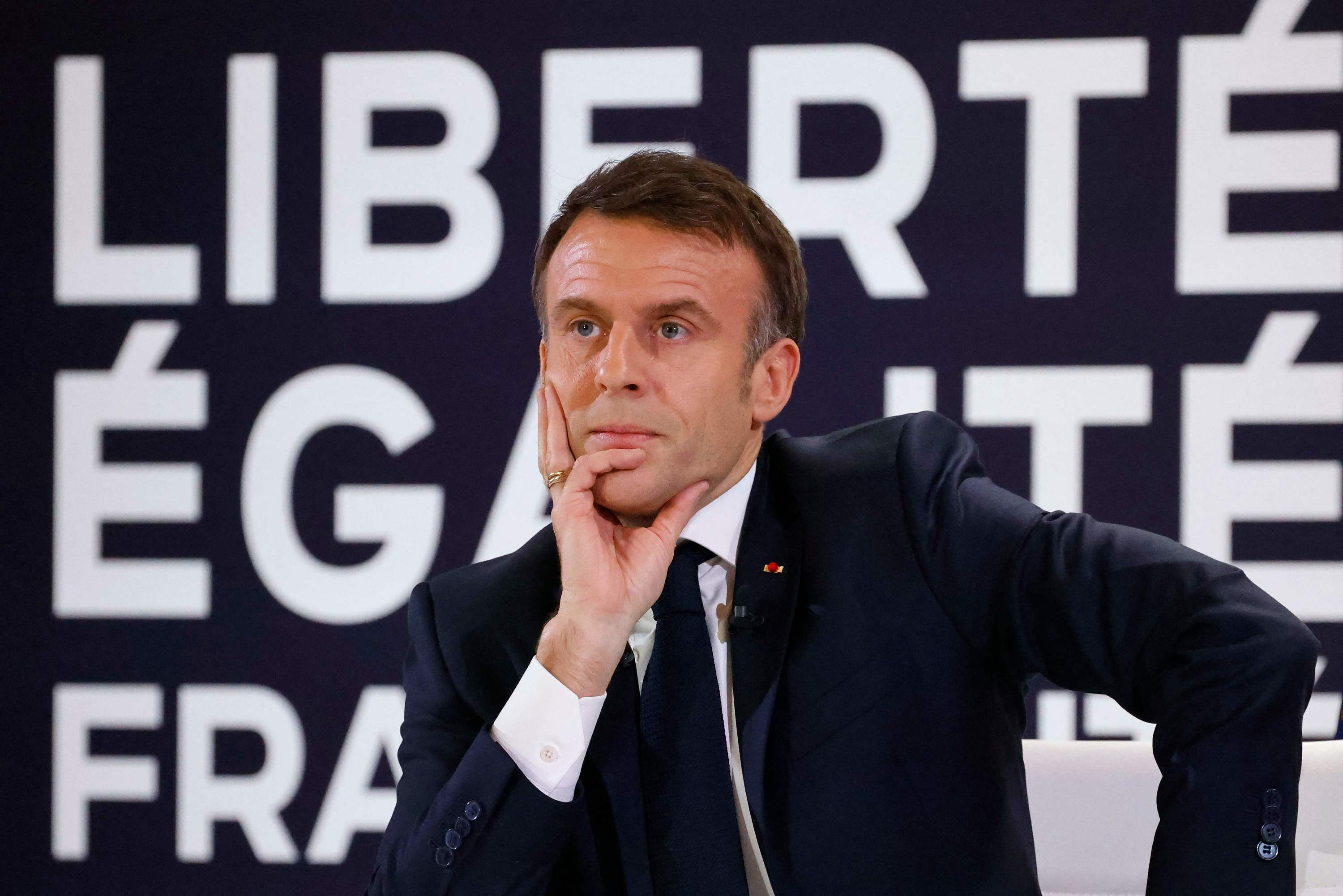 Emmanuel Macron has “no regrets” for having defended the “presumption of innocence” of Gérard Depardieu