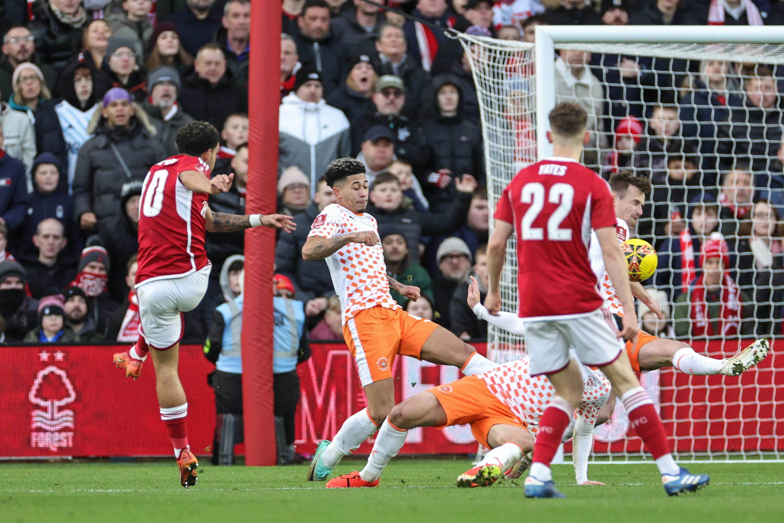 Football: in video, the magnificent goals scored by Bamford and Gibbs-White in the FA Cup