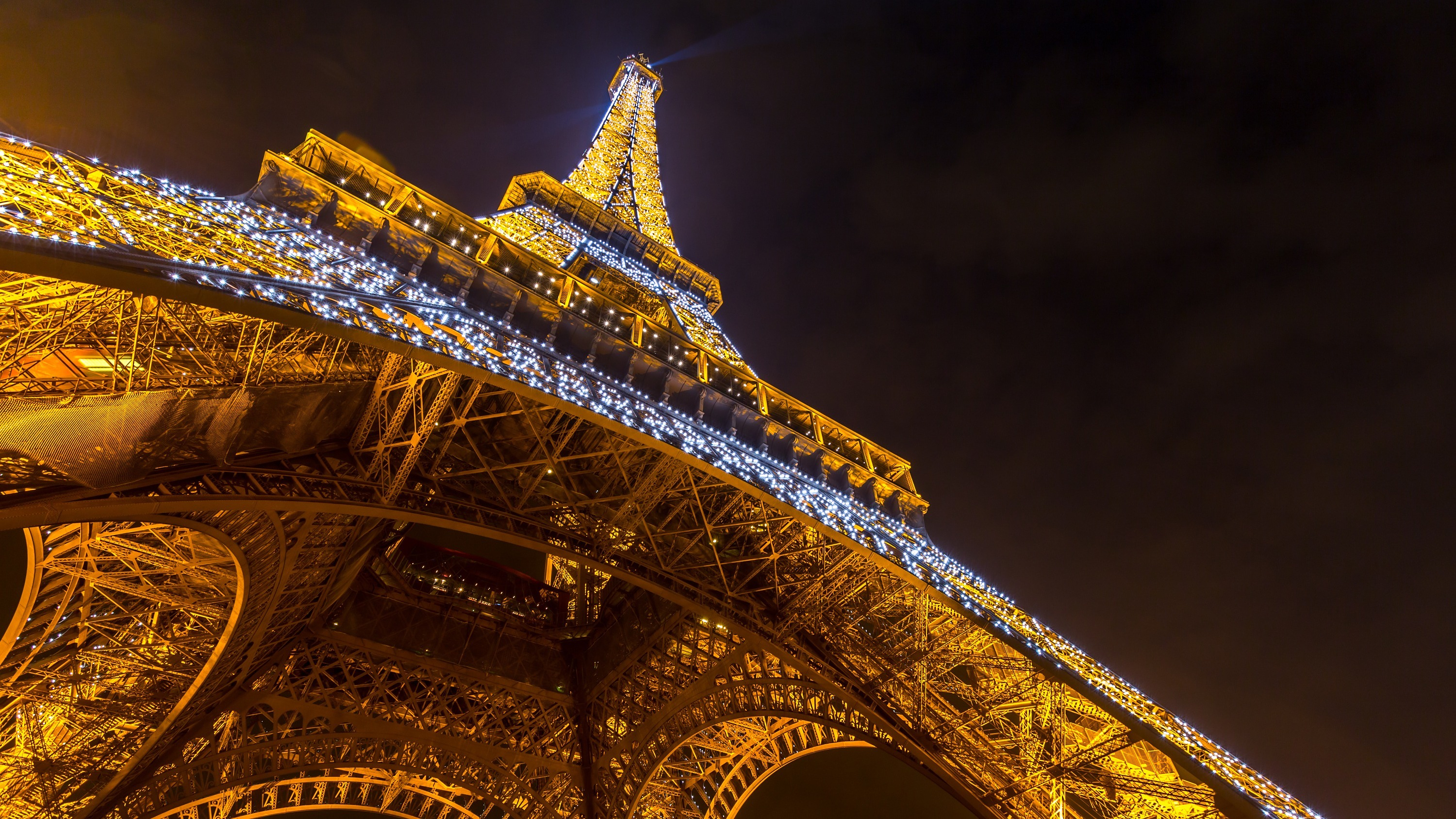 “I saw my life go by”: three employees working on the Eiffel Tower stuck in the middle of the night in an elevator