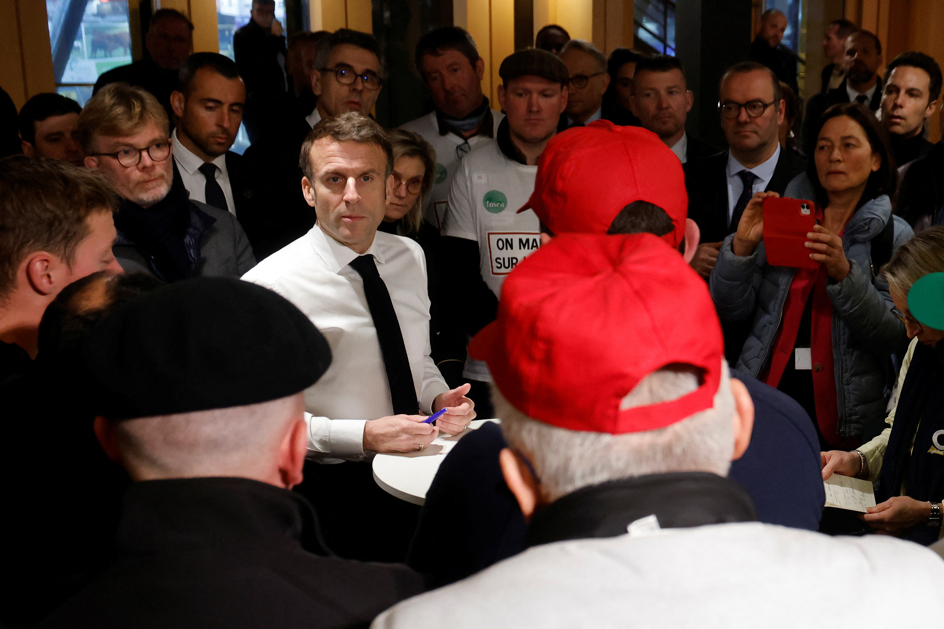 Anger of farmers: Emmanuel Macron pleads for a floor price, already suggested by distributors