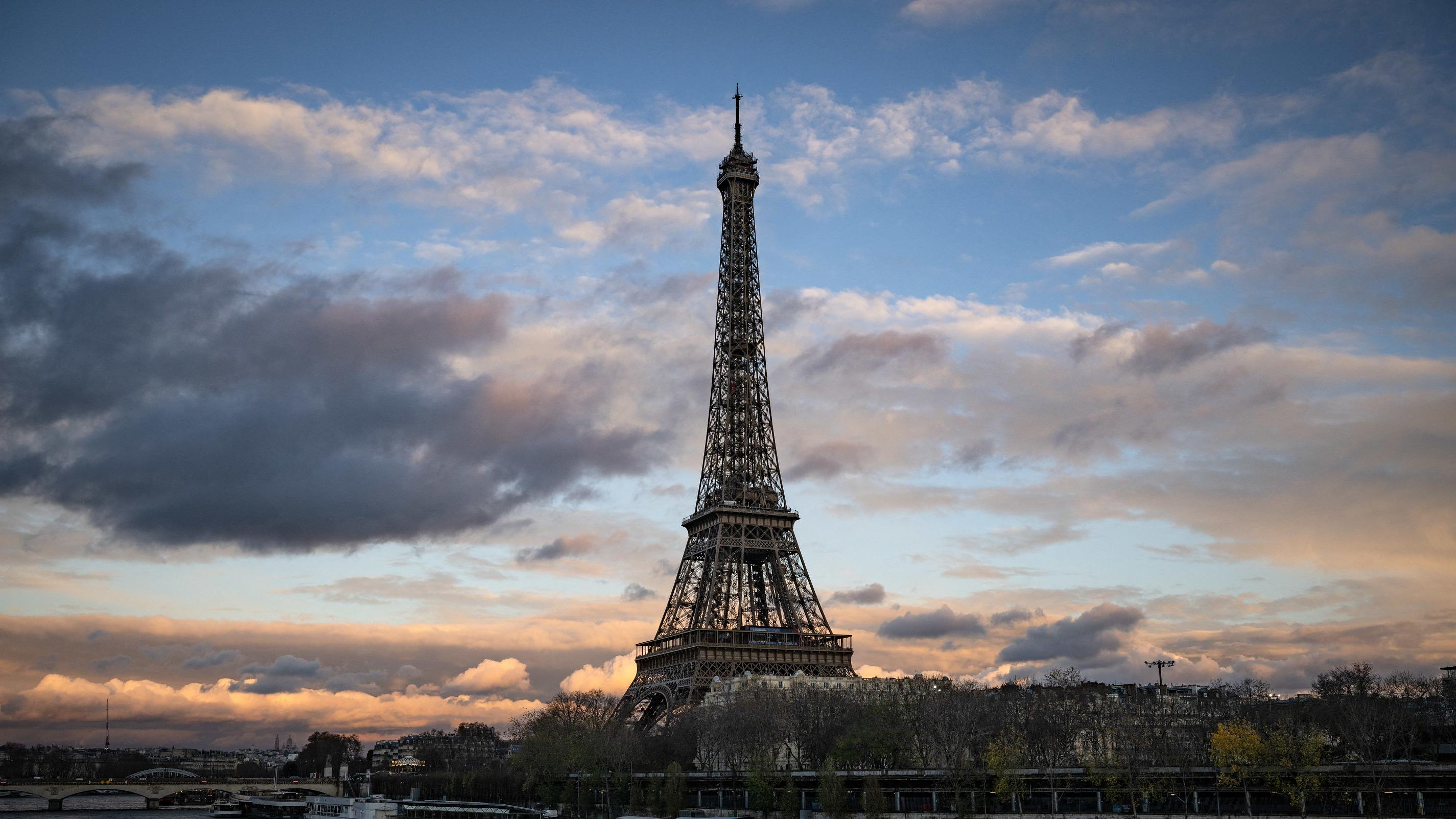 The Eiffel Tower in the grip of a renewable strike from February 19