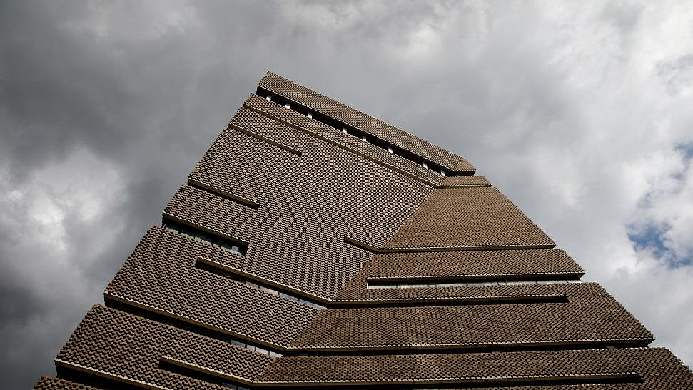 Man falls to death from top of Tate Modern in London