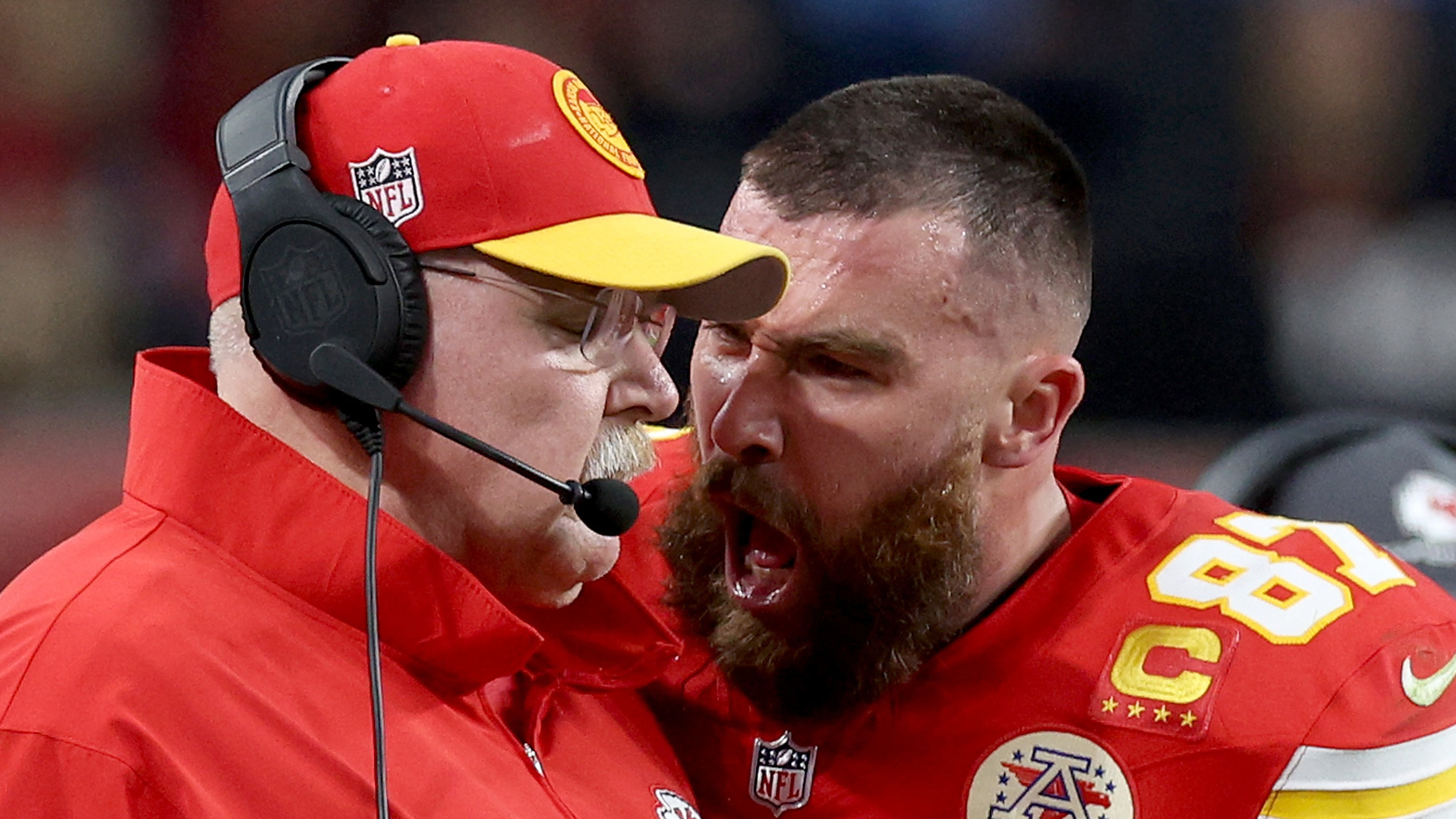 Super Bowl: furious, star Travis Kelce shoves his coach while yelling at him