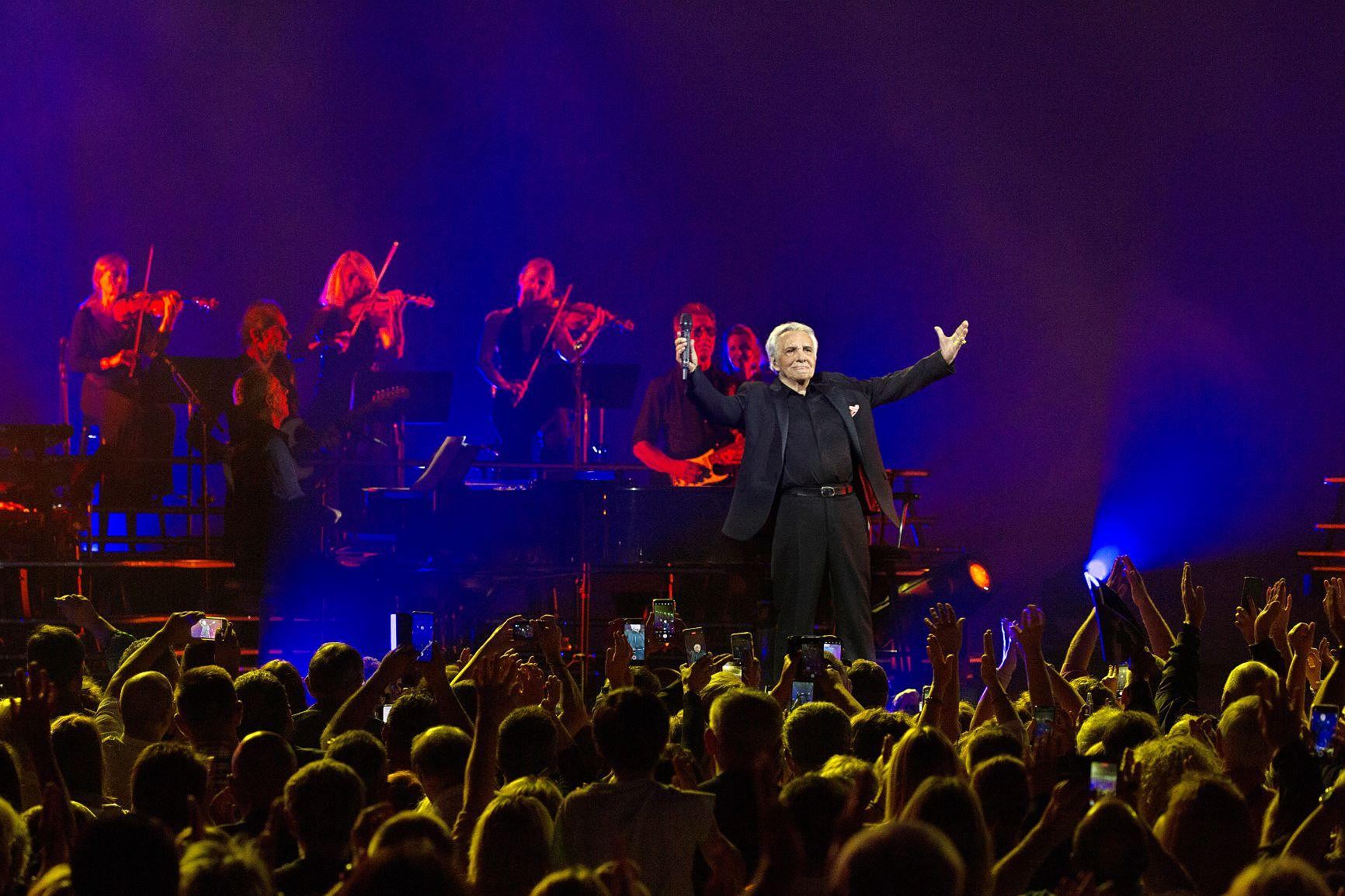 In Brest, Michel Sardou bows out with a Breton flag on his shoulders