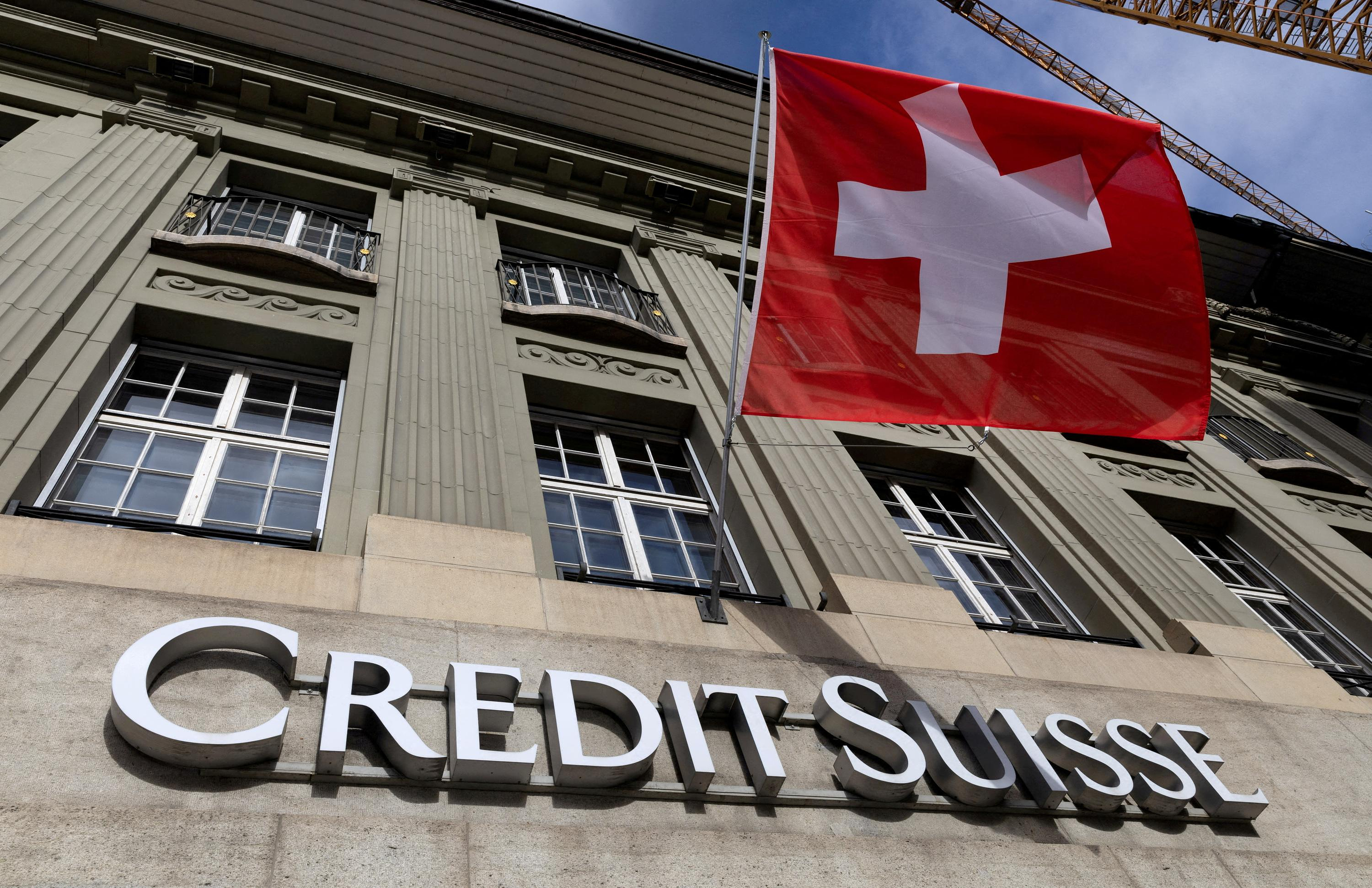 Despite accounts in the red, Credit Suisse would have paid 32 billion in premiums in 10 years