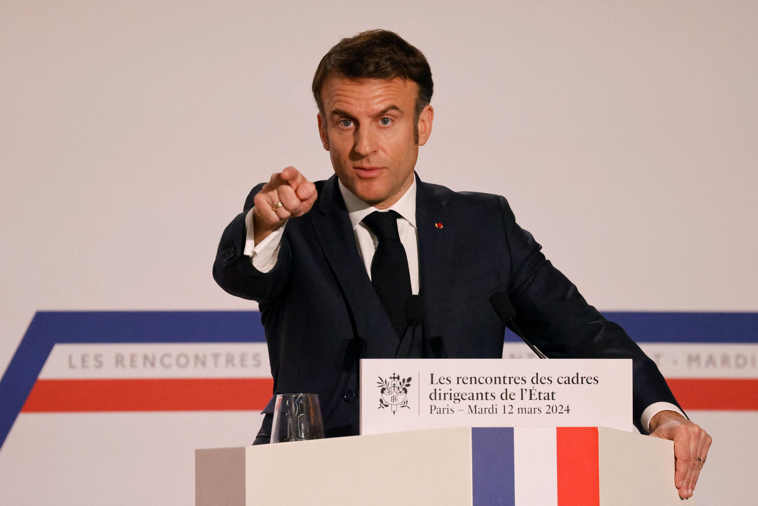 Emmanuel Macron urges senior officials to simplify “faster”, otherwise “it’s Bibi who pays”