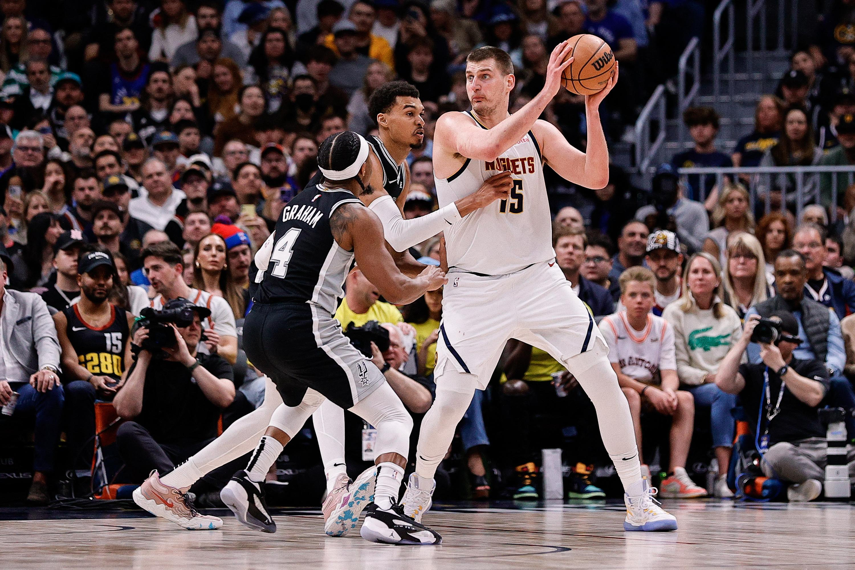New York derby between the Knicks and the Nets, Wembanyama against Jokic: the program of the night in the NBA