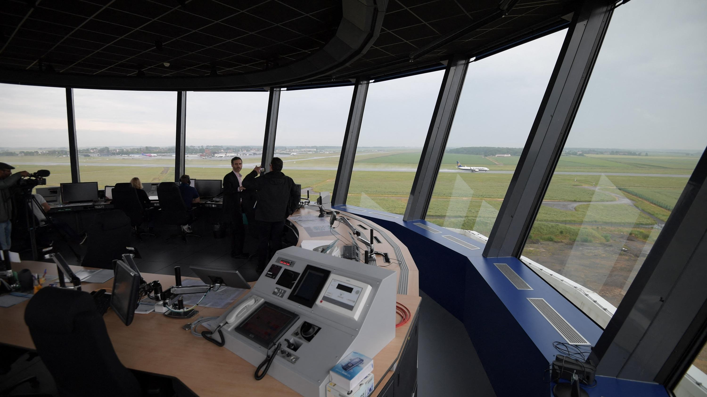 Air traffic controllers’ strike: why did the recent law on “minimum adapted service” not help avoid the walkout?