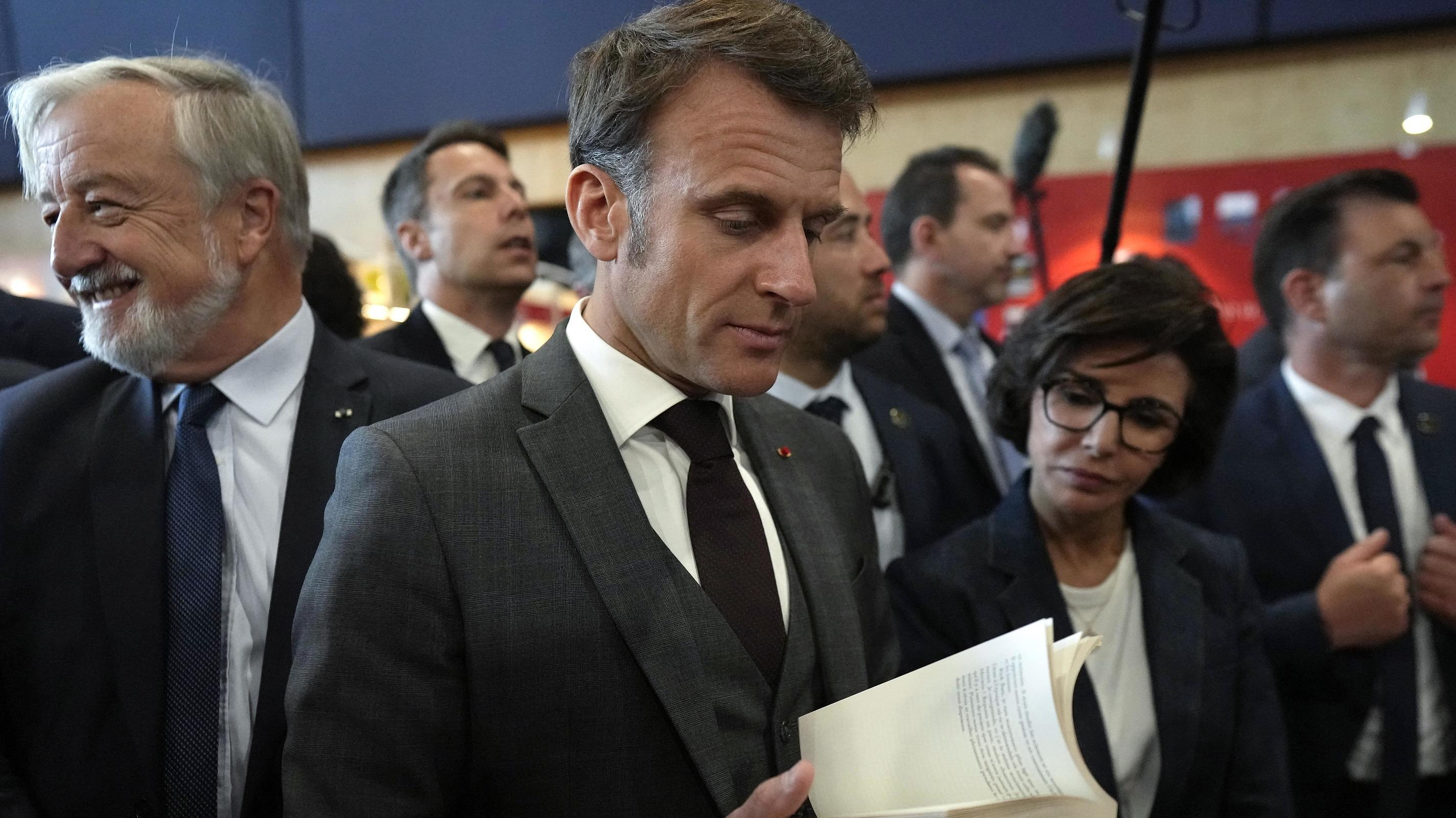Emmanuel Macron improvises a visit to the Paris Book Festival