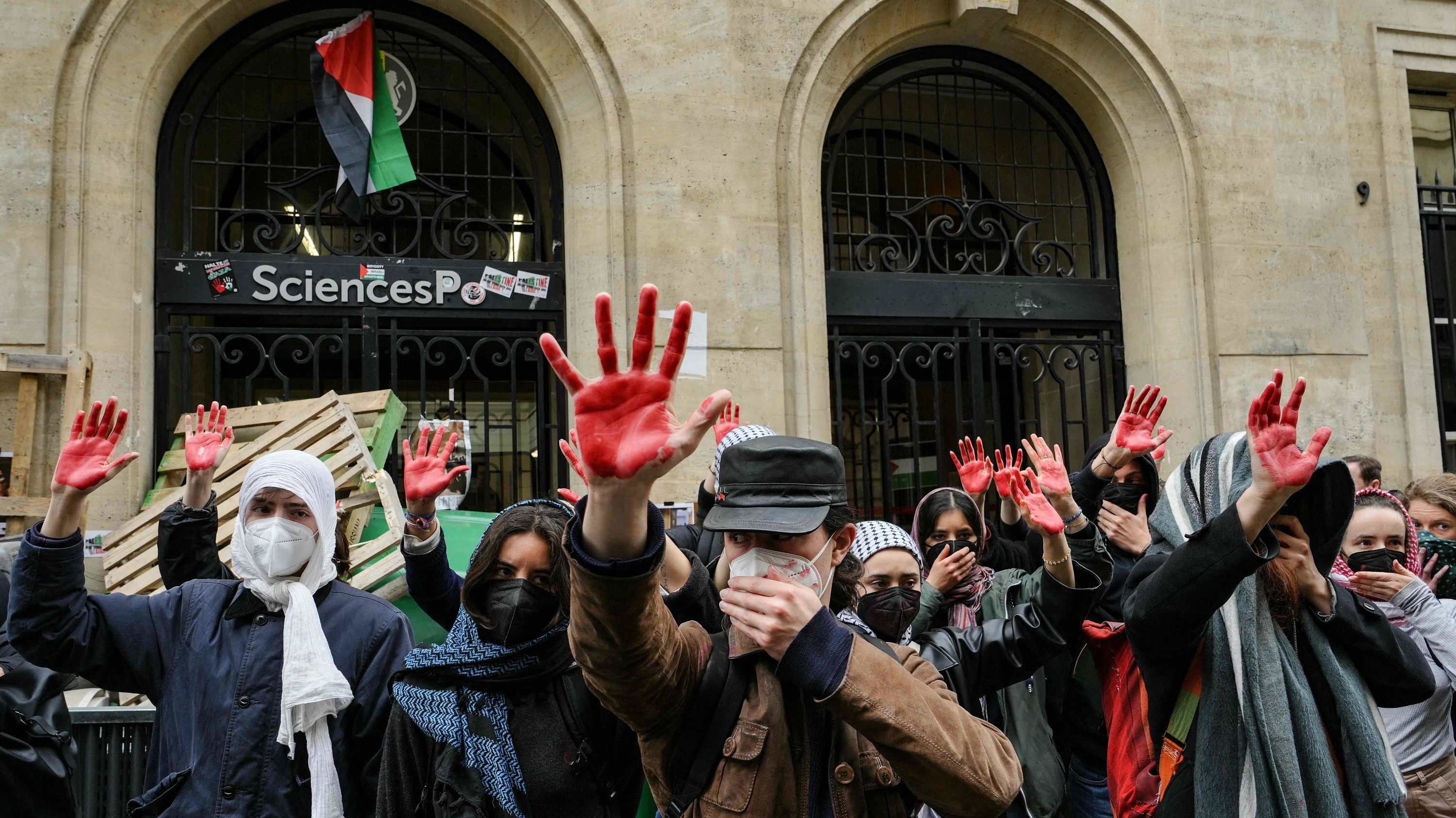 Pro-Palestinian demonstrations at Sciences Po: why the red hands symbol is controversial
