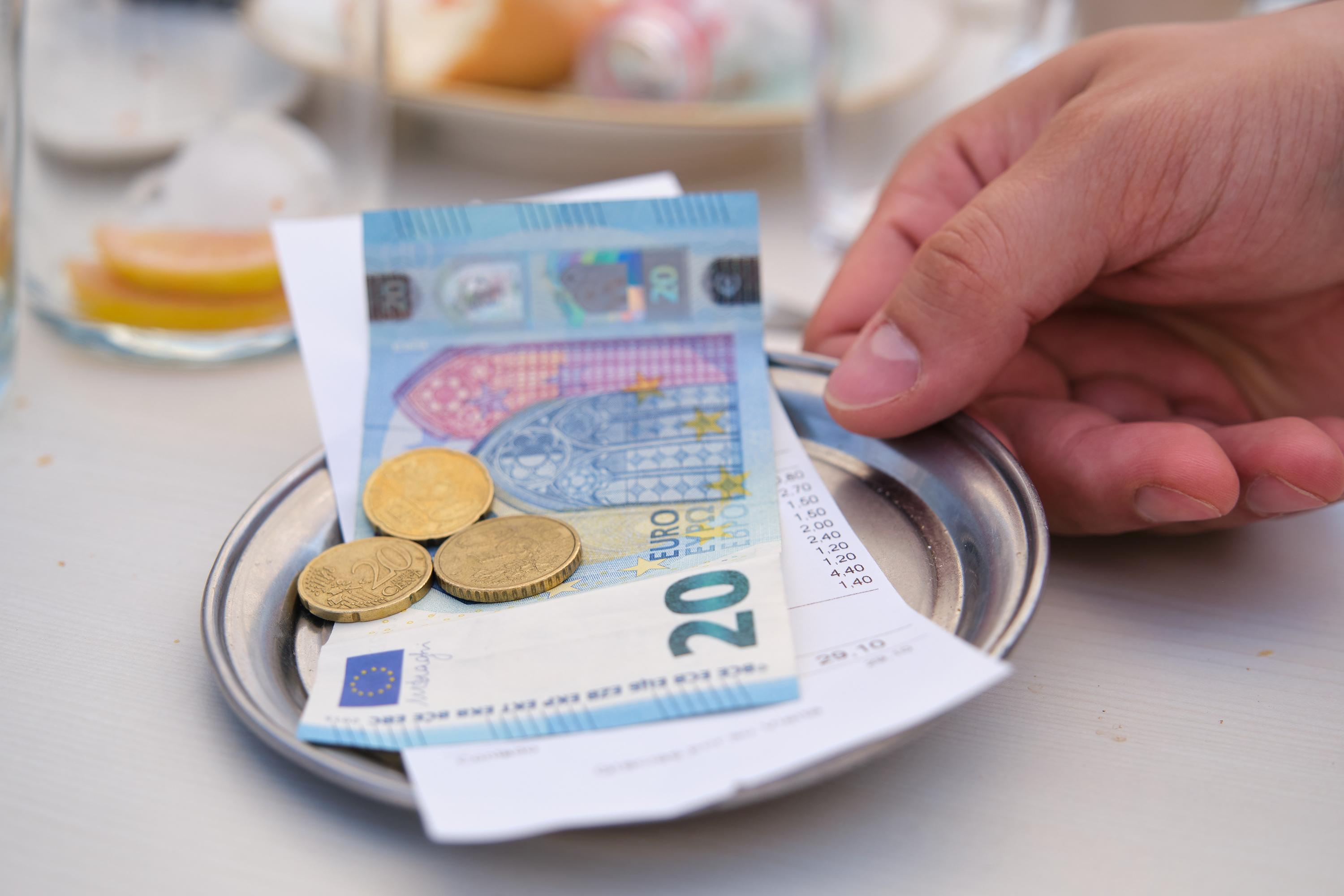 Two, three or a hundred euros: who are the most generous customers with tips?