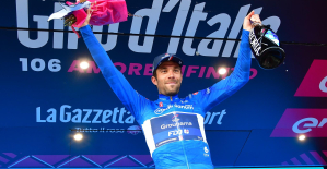 Thibaut Pinot supports the Collectif Ultras Paris by selling his blue Giro jersey at auction