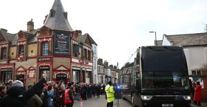 Premier League: Manchester United bus targeted by projectiles, Liverpool “strongly condemned”
