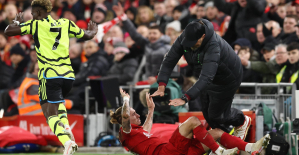 Football: when Jürgen Klopp gets tackled in the middle of a match