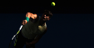 Australian Open: Alcaraz shaken but qualified