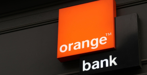 How will the transfer of Orange Bank customers to Hello Bank take place?