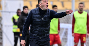 Serie A: Lecce coach sacked after headbutting a player