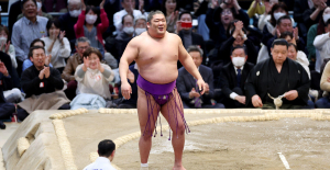Sumo: a young wrestler with a rapid rise breaks a 110-year-old record