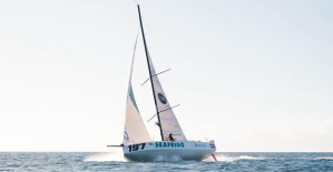 Sailing: a racing monohull struck by lightning, its sailors saved by a cargo ship