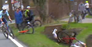 Cycling: the very spectacular fall of Heiduk and Hoole (video)