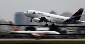 Boeing victim of incident over New Zealand, twelve passengers injured