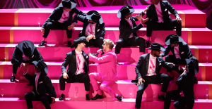 Ryan Gosling electrifies the Oscars stage by performing the Barbie anthem I'm just Ken