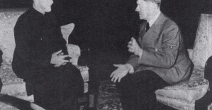 Israel's UN ambassador holds up photo of Hitler with Palestinian mufti