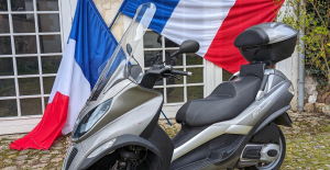 François Hollande's famous scooter will be offered at an auction