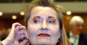 The Austrian Elfriede Jelinek, Nobel Prize in Literature 2004, made Commander of Arts and Letters